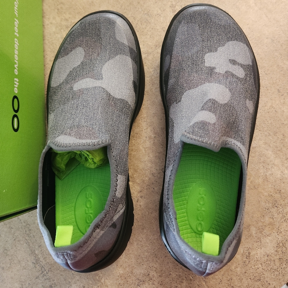 New in box oofos